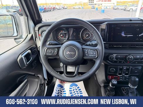 Used 2025 Jeep Wrangler Unlimited Rubicon AWD/4WD image 13