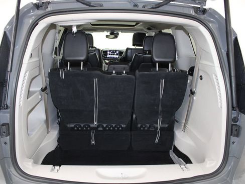 Used 2023 Chrysler Pacifica Limited FWD image 14