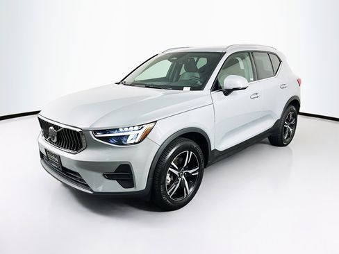 Used 2025 Volvo XC40 B5 Core image 3