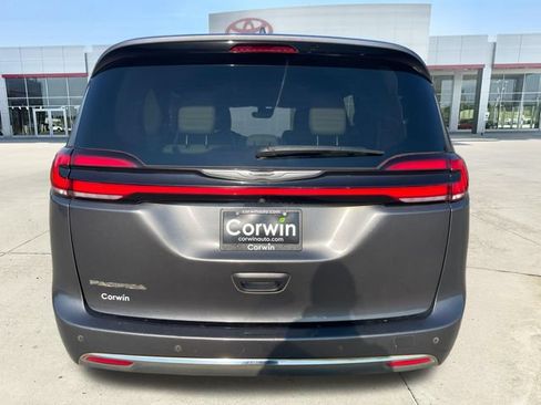 Used 2021 Chrysler Pacifica Touring-L FWD image 4