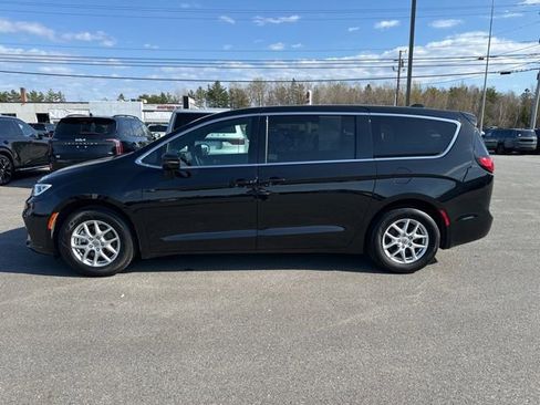Used 2025 Chrysler Pacifica Select FWD image 4