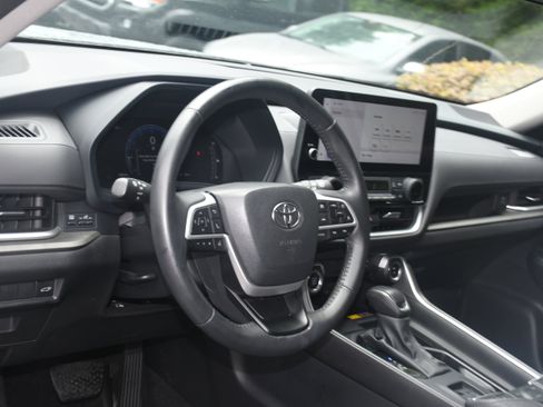 Certified 2025 Toyota Grand Highlander FWD image 8