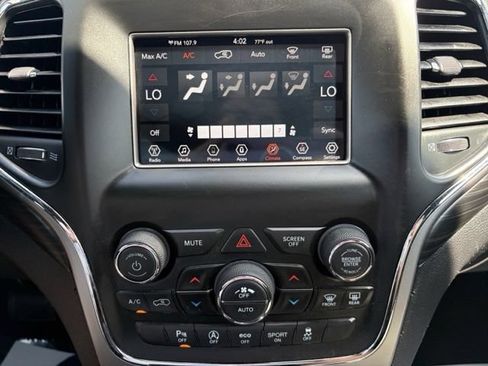 Used 2019 Jeep Grand Cherokee Laredo AWD/4WD image 26