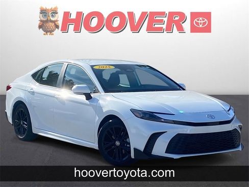 Used 2025 Toyota Camry SE image 1