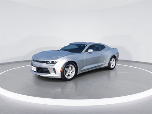 Used 2018 Chevrolet Camaro LT image 4