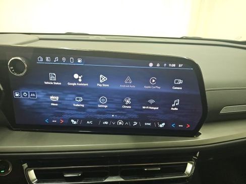 Used 2025 Chevrolet Traverse LT image 2