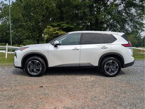 Used 2024 Nissan Rogue SV FWD image 9