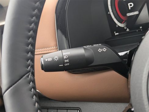 New 2025 Nissan Pathfinder Platinum image 32