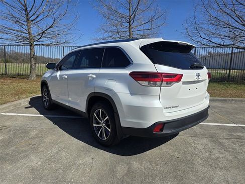 Used 2019 Toyota Highlander XLE image 4