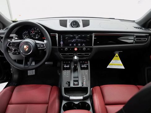 Certified 2025 Porsche Macan image 13