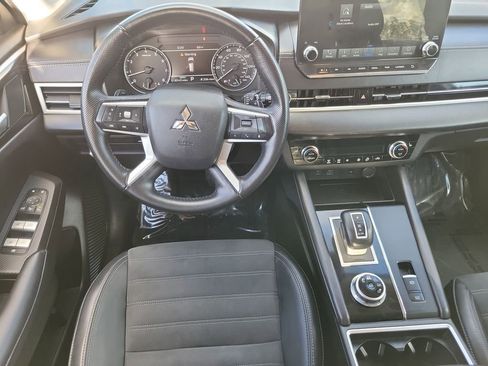 Used 2024 Mitsubishi Outlander SE Black Edition image 4