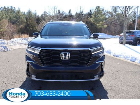 New 2025 Honda Pilot Touring image 2