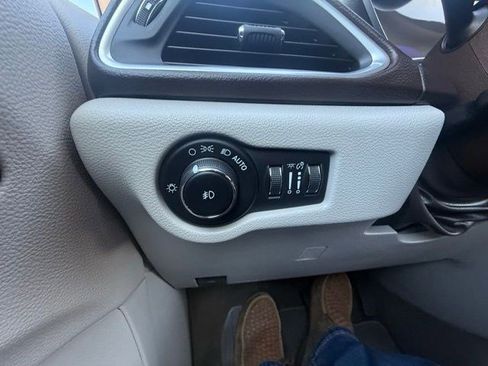 Used 2017 Chrysler Pacifica Touring-L Plus w/ Tire & Wheel Group image 17