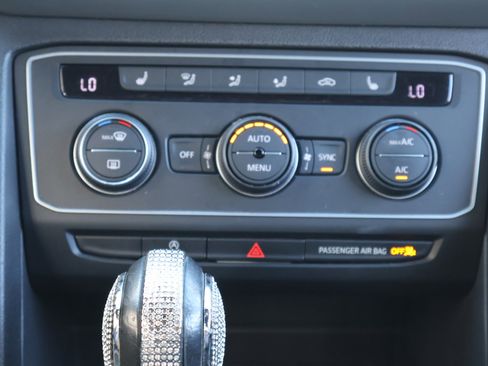 Used 2021 Volkswagen Atlas Cross Sport SE w/ Panoramic Sunroof Package image 19