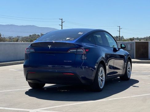 Used 2023 Tesla Model Y Long Range AWD/4WD image 31