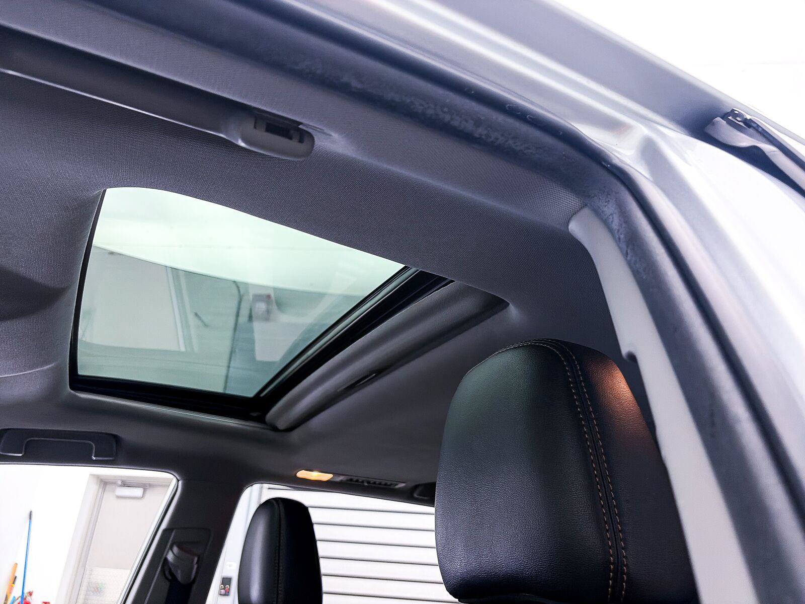 Used 2019 Toyota Highlander XLE FWD image 3