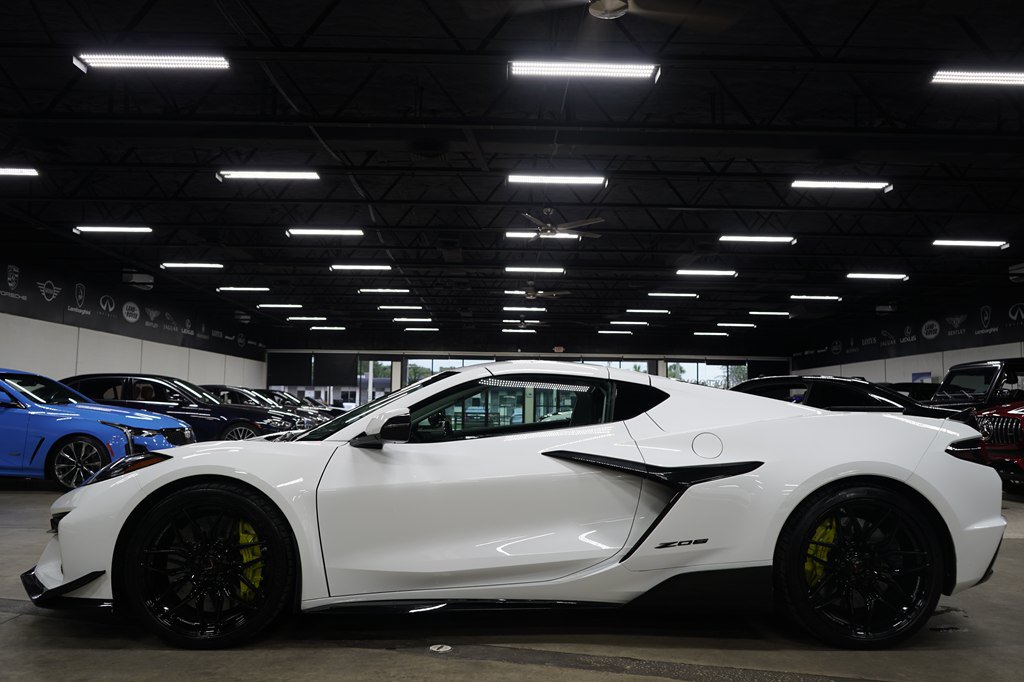 Used 2023 Chevrolet Corvette Z06 w/ Engine Appearance Package RWD image 2