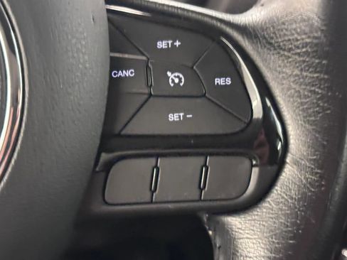 Used 2017 Jeep Renegade Altitude FWD image 41