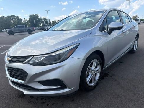 Used 2017 Chevrolet Cruze LT FWD image 2