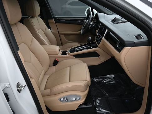 Certified 2025 Porsche Macan AWD/4WD image 29
