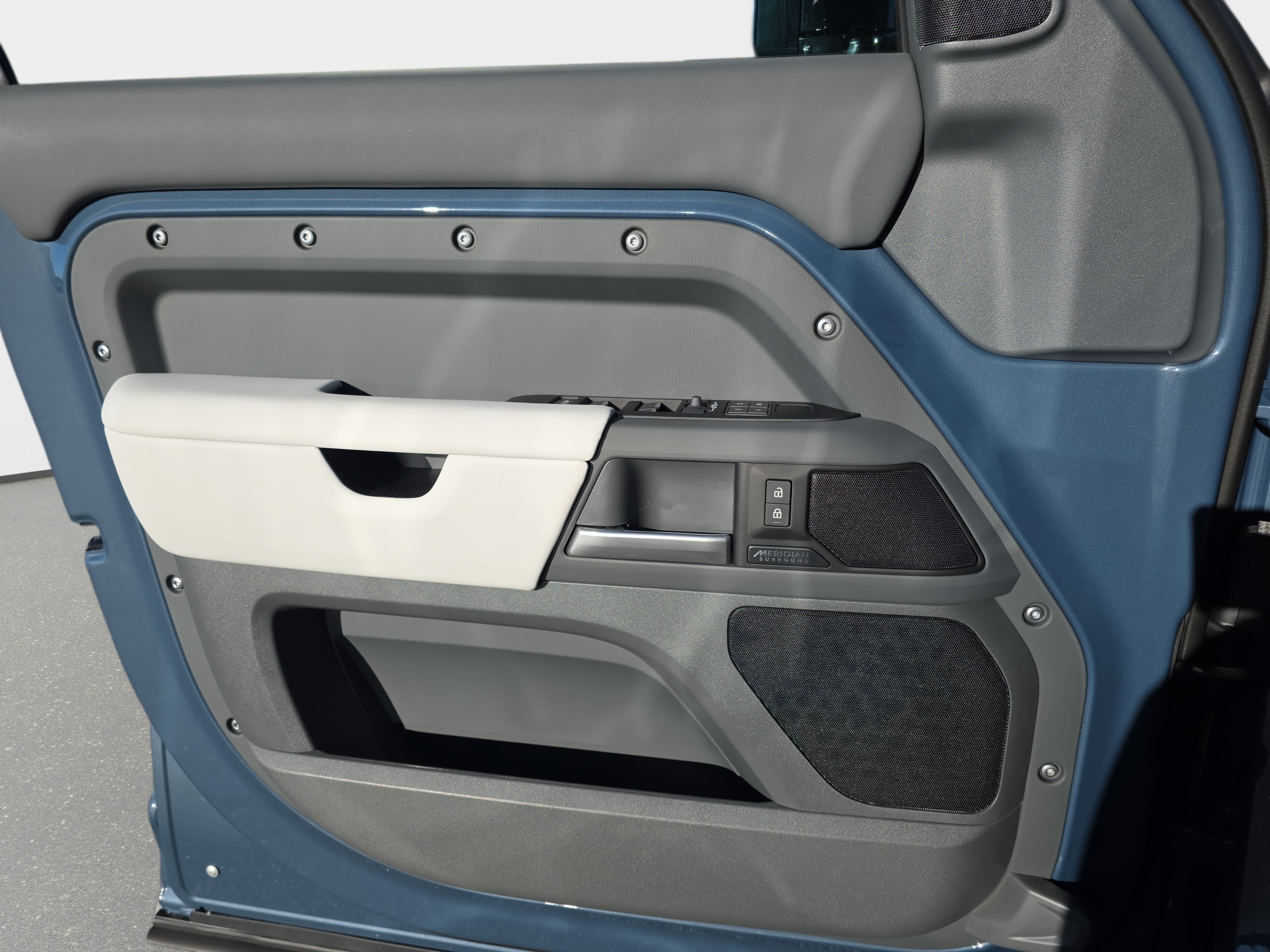 New 2026 Land Rover Defender 110 X-Dynamic SE AWD/4WD image 26