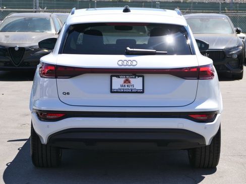 Used 2025 Audi Q6 e-tron Premium image 5