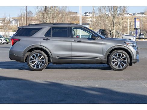 Used 2025 Ford Explorer ST-Line image 2