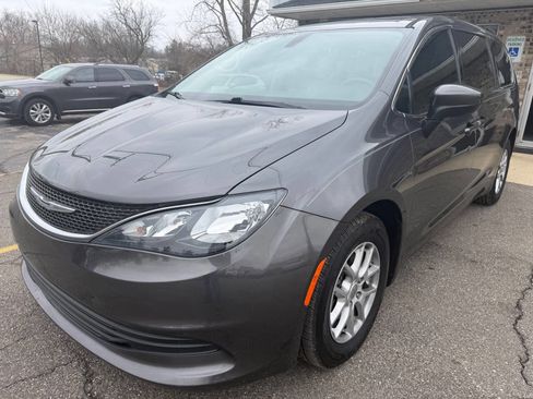 Used 2017 Chrysler Pacifica Touring image 7