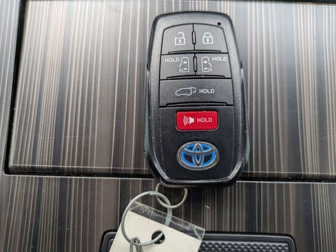 Used 2024 Toyota Sienna Platinum FWD image 37