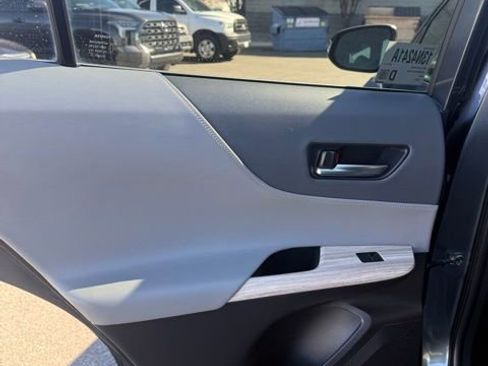 Used 2022 Toyota Venza XLE image 38