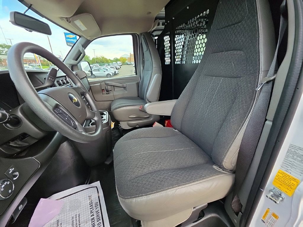 Used 2025 Chevrolet Express 2500 w/ Driver Convenience Package RWD image 18