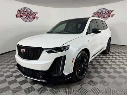 Used 2024 Cadillac XT6 Sport w/ LPO, ONYX Package image 3