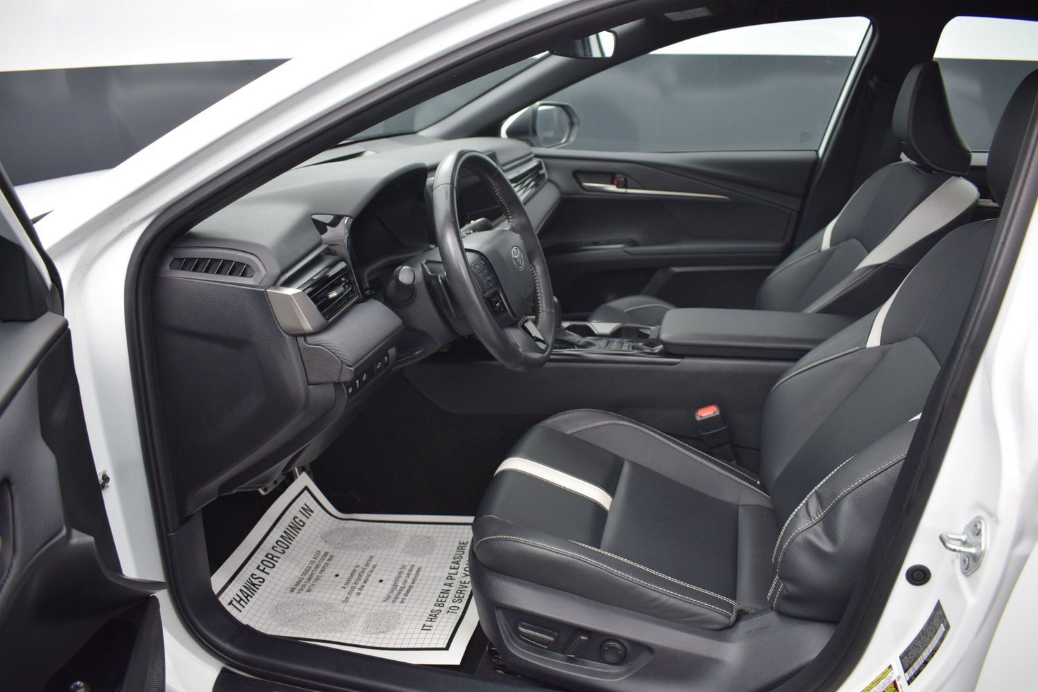 Used 2025 Toyota Camry SE FWD image 13