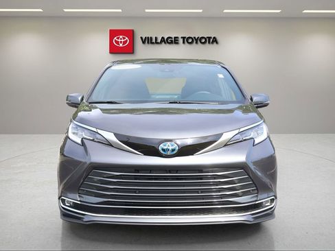 Used 2025 Toyota Sienna Limited FWD image 8
