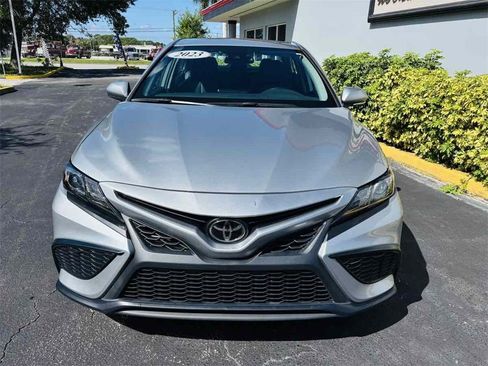 Used 2023 Toyota Camry SE image 3