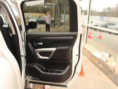 Used 2017 Nissan Titan SV RWD image 17