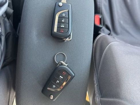 Used 2021 Toyota Corolla LE image 14