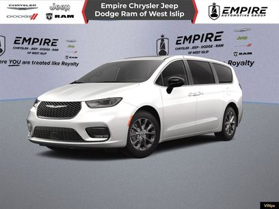 New 2025 Chrysler Pacifica Select w/ Uconnect Theater Family Group