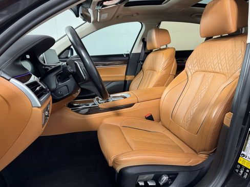 Used 2022 BMW 750i xDrive w/ Executive Package image 28