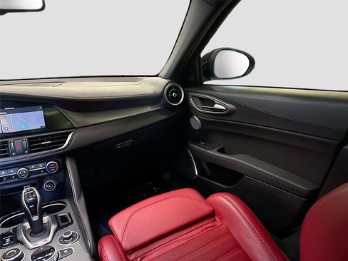 Used 2022 Alfa Romeo Giulia Veloce RWD image 24
