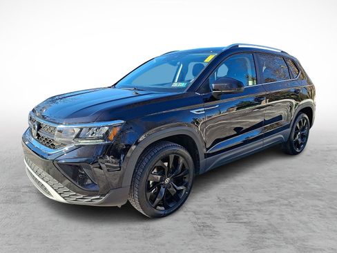 Used 2024 Volkswagen Taos SE image 3