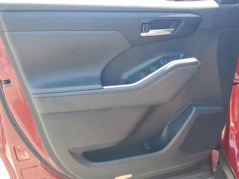 Used 2022 Toyota Highlander XLE FWD image 22
