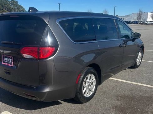 Used 2022 Chrysler Voyager LX image 5