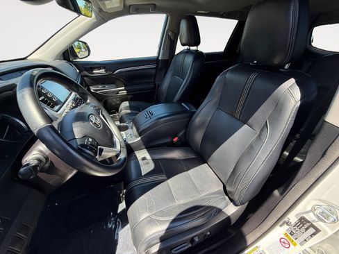 Used 2018 Toyota Highlander SE w/ Carpet Mat Package (TMS) AWD/4WD image 10