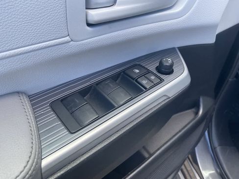 Used 2025 Toyota Sienna LE FWD image 13