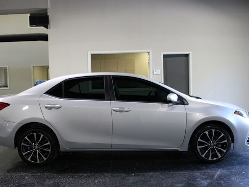 Used 2018 Toyota Corolla SE FWD image 2