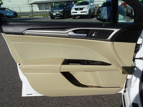 Used 2015 Ford Fusion SE image 12