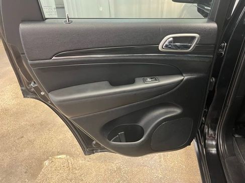Used 2022 Jeep Grand Cherokee Limited image 25