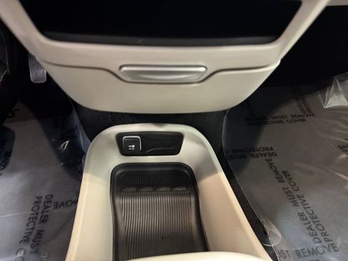 Used 2024 Chrysler Pacifica Touring-L FWD image 16