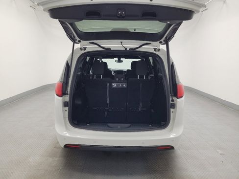 Used 2018 Chrysler Pacifica Touring Plus w/ S Appearance Package image 29